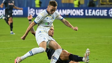 Dynamo Kyiv's Ukrainian forward #11 Vladyslav Vanat and Salzburg�s Polish defender #91 Kamil Pi?tkowski vie for the ball during the UEFA Champions League qualification 1st-leg play-off match between Dynamo Kyiv and FC Salzburg in Lublin, Poland on August 21, 2024. (Photo by Sergei GAPON / AFP)