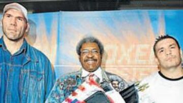 <b>POCO AMIGOS. </b>Valuev y Chagaev posan entre el sonriente Don King, el promotor del combate.