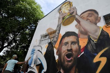 Está situado en el barrio de Palermo, en Buenos Aires. La obra, de unos seis metros de alto y cinco de ancho, ha sido realizada por el artista Maximiliano Bagnasco. En el mural aparece Messi levantando la Copa del Mundo junto al Dibu Martínez, Paulo Dybala y Rodrigo De Paul.