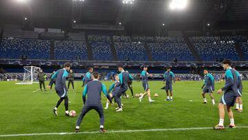 Los jugadores de Barcelona realizaron un entrenamiento sobre el césped del estadio napolitano.