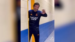 Unos niños esperan a Raúl, el '7' aparece y empiezan los chistes