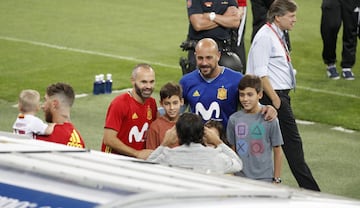 Raul González Blanco y sus hijos con Pepe Reina y Andrés Iniesta.