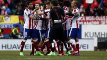 Los jugadores del Atl&eacute;tico se abrazan en el campo a la conclusi&oacute;n del encuentro ante el Real Madrid. 
 