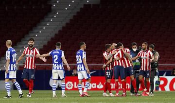 Los jugadores del Atlético celebran la victoria al final del encuentro.