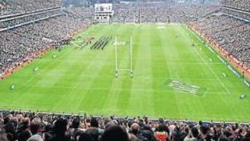 <b>HISTÓRICO. </b>Los jugadores ingleses entonaron el "Dios Salve a la Reina" en el santuario del fútbol gaélico y el nacionalismo irlandés. La respuesta del público: respeto.