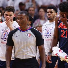 Embiid recibe más golpes, los Sixers colapsan y Butler lidera