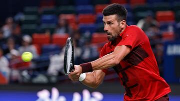 Novak Djokovic, contra Jakub Mensik en Shanghái.