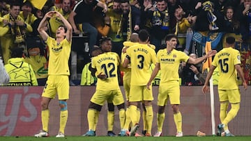 Villarreal's Spanish defender Pau Torres (L) celebrates after scoring during the UEFA Champions League round of 16 second leg football match between Juventus and Villareal on March 16, 2022 at the Juventus stadium in Turin. (Photo by Marco BERTORELLO