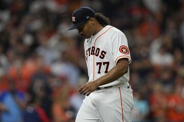 En su primera campaña como profesional, Luis García tuvo dos aperturas en Serie Mundial y un par de derrotas. En el juego 6, el venezolano lanzó 2.2 entradas, permitió dos hits, tres carreras y ponchó a tres.