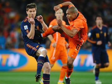 En la Copa del Mundo de Sudáfrica, Nigel de Jong acribilló a Xabi Alonso con un patadón a la altura del pecho.