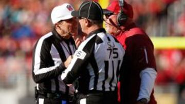 Peter Morelli conversa con Bruce Arians. Los árbitros de la NFL están en inferioridad de condiciones respecto a los aficionados y eso debe ser arreglado cuanto antes.