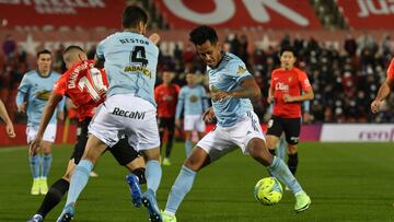 Renato Tapia pugna por el bal&oacute;n con Dani Rodr&iacute;guez durante el partido entre el Mallorca y el Celta. 