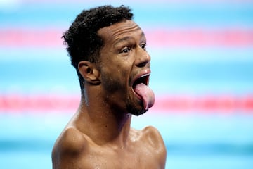 El medallista de oro Gabriel Geraldo dos Santos Araujo del equipo de Brasil celebra después de ganar la final de natación masculina de 100 m espalda S2 en el primer día de los Juegos Paralímpicos de Verano de París 2024.