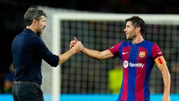 Sergi Roberto, con Van Bommel después del Barça-Amberes.