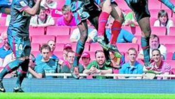 <b>ESPESO. </b>Valera se adelanta a Kezman y despeja de cabeza. Los defensas se impusieron sobre los delanteros en el partido.