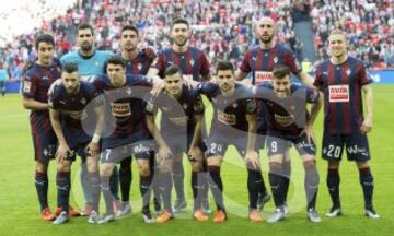 El once inicial del Eibar. De pie: Saúl Berjón, Riesgo, Mauro, Borja Bastón, Ramis y Keko. Agachados: Juncà, Capa, Dani García, Adrián González y Enrich.