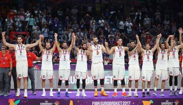 La selecci車n espa?ola con la medalla de bronce en el p車dium.