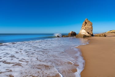 Seis kilómetros de playa posee Mazagón, localidad mancomunada entre Palos de la frontera y Moguer. Aguas tranquilas, nueva infraestructura turística y de servicios, y una oferta destacada en la navegación deportiva, representada principalmente en su moderno puerto, estratégicamente situado en el camino de ida y vuelta para el Mediterráneo. Regatistas, amantes del windsurf, aficionados a la pesca, al motor, a la vela El agua de esta parte del litoral se colorea con las prácticas náutico-deportivas. A partir del Parador Nacional Cristóbal Colón, el visitante desconectará por completo del mundo urbano para ir adentrándose en un litoral prácticamente virgen, casi inexplorable. Acantilados, dunas, pinares y playas dibujan un espacio natural único, que culmina con uno de los lugares más singulares de la costa onubense: la Torre del Loro.