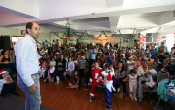 Sergio Jadue compartió con los niños en el Hospital Calvo Mackenna.