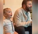 Un bebé se pone a ver el fútbol con su padre y marcan gol a su equipo: la reacción ya la han visto 22M