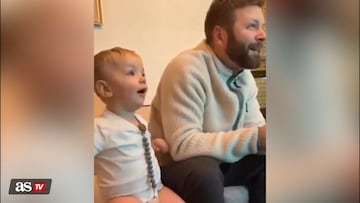 Un bebé se pone a ver el fútbol con su padre y marcan gol a su equipo: la reacción ya la han visto 22M