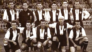 Una alineación del Alcoyano en 1947 en un partido de Copa contra el Valencia en Mestalla.