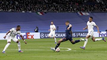 ¡Contra letal del PSG! ¡Recibió un balón en largo y se marchó en velocidad, Alaba no pudo frenarlo y batió a Courtois con un potente disparo ajustado al palo!