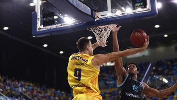 Brussino intenta anotar a aro pasado.