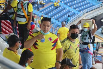 Los hinchas de la Selección Colombia acompañan al equipo en su partido ante Ecuador por las Eliminatorias Sudamericanas en el Metropolitano.