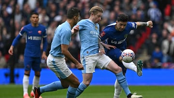 Chelsea's Argentinian midfielder #08 Enzo Fernandez (R) vies with Manchester City's Belgian midfielder #17 Kevin De Bruyne (2R) during the English FA Cup semi-final football match between Manchester City and Chelsea at Wembley Stadium in north west London on April 20, 2024. (Photo by Ben Stansall / AFP) / NOT FOR MARKETING OR ADVERTISING USE / RESTRICTED TO EDITORIAL USE