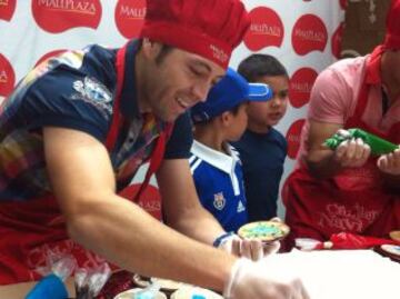 Figuras se lucen cocinando galletas