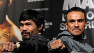 <b>EXPECTACIÓN. </b>Una nube de aficionados con carteles del combate envuelve a Marquez (con gorro azul): es la esperanza mexicana para tumbar al campeón filipino.