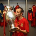 Iniesta posa con el trofeo de campeón de Europa 2012.