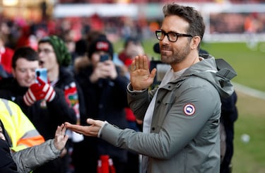 How much money did Ryan Reynolds and Rob McElhenney pay to buy Wrexham?