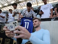 LOS ANGELES, CALIFORNIA - APRIL 19: Forward Timo Werner #11 of the San Jose Earthquakes takes a selfie with fans after his team defeated the Los Angeles Football Club, 3-1, at BMO Stadium on April 19, 2026 in Los Angeles, California. Kevork Djansezian/Getty Images/AFP (Photo by KEVORK DJANSEZIAN / GETTY IMAGES NORTH AMERICA / Getty Images via AFP)