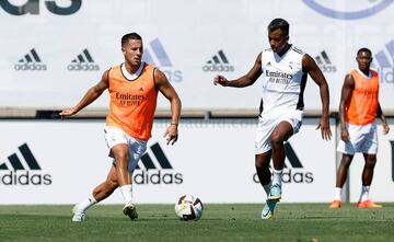 Hazard y Rodrygo Goes, en la sesión preparatoria del Real Madrid de este sábado.