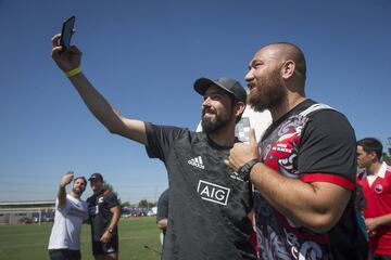 Jugadores de el equipo de rugby neozelandés All Blacks participan en una actividad extraeportiva con los jugadores de el equipo Universidad de Chile en el CDA.