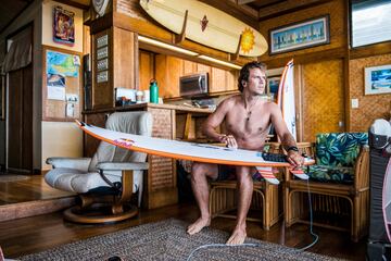 Sponsors: Hurley, Red Bull, Sunbum, Mercedes, Oakley, JS Surfboards, FCS.
Por patrocinios: $2,410,000
En competici¨®n: $430,000
Total: $2,840,000