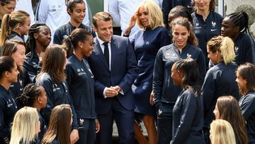 Emmanuel Macron charla con las jugadoras de la selecci&oacute;n francesa. 