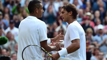 Nick Kyrgios saluda a Rafa Nadal después de que el tenista australiano derrotase al mallorquín en el torneo de Wimbledon en 2014.