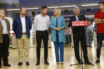 La presidenta de la Comunidad, Cristina Cifuentes, junto al presidente del Atlético de Madrid, Enrique Cerezo, y el entrenador del equipo, Diego Pablo Simeone y varios jugadores de la plantilla rojiblanca ,durante el acto de promoción del uso del metro para el acceso al estadio Wanda Metropolitano del Atletico de Madrid. 