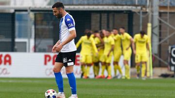 Benja se dispone a sacar de centro mientras los jugadores del Villarreal B se abrazan.