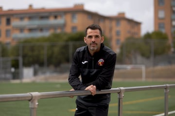 Víctor Sánchez posa para AS en el campo del Sant Cugat FC, el Jaume Tubau.
