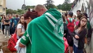 Aficionados del equipo Chapecoense frente a la sede del club, recuerdan a las víctimas del accidente aéreo.