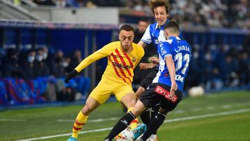Sergiño Dest podría tener una nueva oportunidad con el Barcelona ante la decisión del club de no registrar a Dani Alves en Europa League.