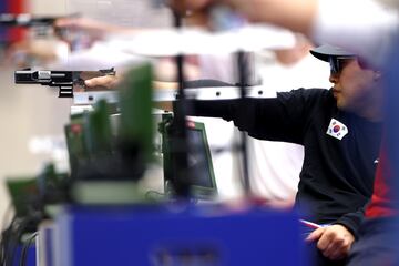 Sea Kyun Park del equipo de la República de Corea compite en la prueba mixta de pistola SH1 de 25 m.