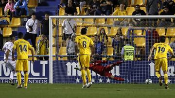 El Alcorcón mide su destino desde los 11 metros