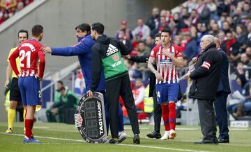 Minutos antes del descanso un lance entre Lucas y Calleri terminó con el jugador rojiblanco lesionado y tuvo que sustituido por José María Giménez.