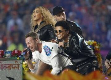 Beyonce, Chris Martin y Bruno Mars en el descanso de la Super Bowl 50.