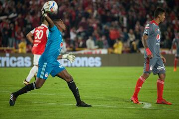 Con goles de Juan Roa, Jhon Pajoy y autogol de Eder Castañeda, Santa Fe venció al América en El Campín de Bogotá. Toma un respiro y escala en la tabla de la Liga.